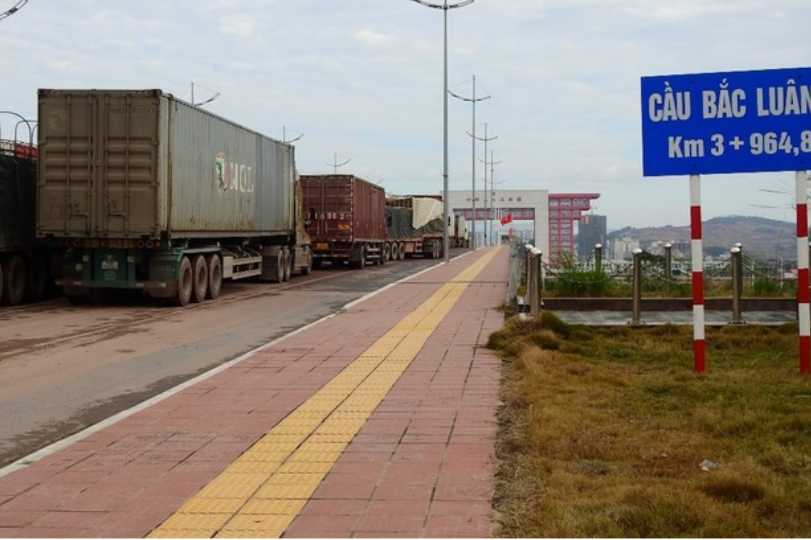 1.800 xe tải mắc kẹt tại biên giới Trung Quốc
